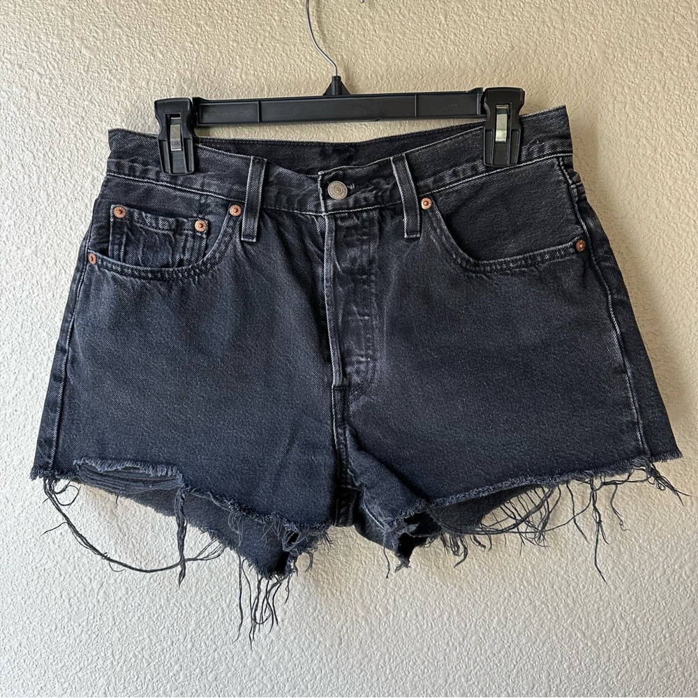 Levi’s Woman’s Washed Black Raw Hem Mid Rise 501 Button Fly Denim Shorts Size 28